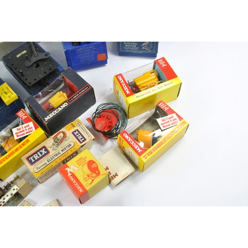 557 - An interesting group of Meccano Power Units / Motors as shown in original boxes. Some older issues i... 