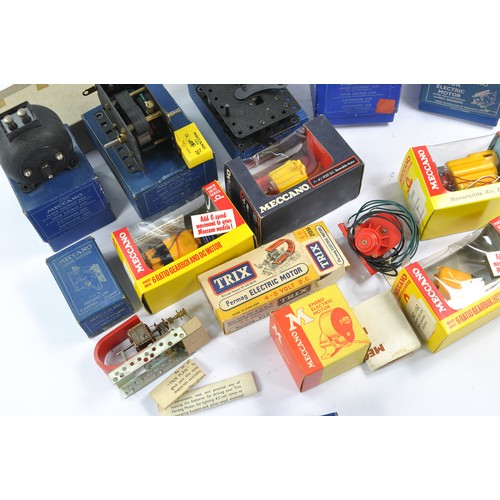 557 - An interesting group of Meccano Power Units / Motors as shown in original boxes. Some older issues i... 