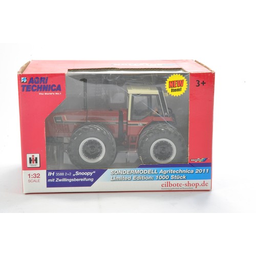 164 - Farm model interest comprising Britains 1/32 IH 3588 2 + 2 Snoopy Tractor  - Limited Edition. Looks ... 