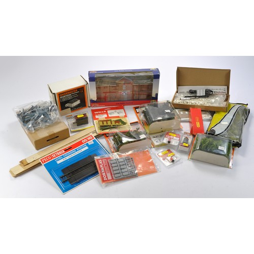 275 - A further group of Model Railway accessories, scenic and ancillary items from mostly Hornby. Many it... 