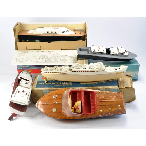 659 - A group of plastic and mechanical boats from Victory and Triang. Some with boxes as shown. All likel... 