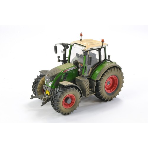 82 - Universal Hobbies 1/32 Fendt 722 Vario Tractor. Weathered Finish. Displays without obvious sign of f... 