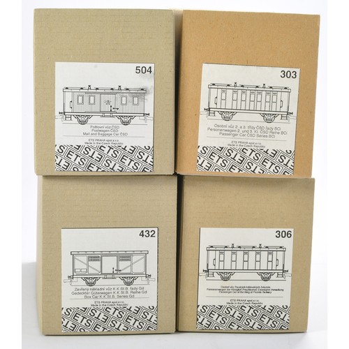 73 - ETS O Gauge Model Railway rolling stock issues comprising No. 504 CSD green mail luggage car, No. CS... 