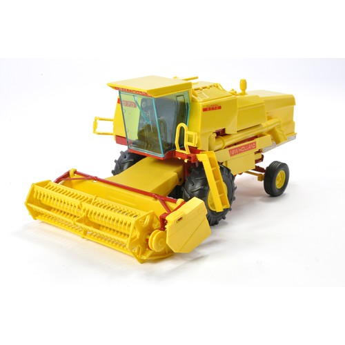 107 - Yaxon (Italy) 1/32 Model Farm issue comprising New Holland (Sperry) Clayson 8070 Combine Harvester (... 