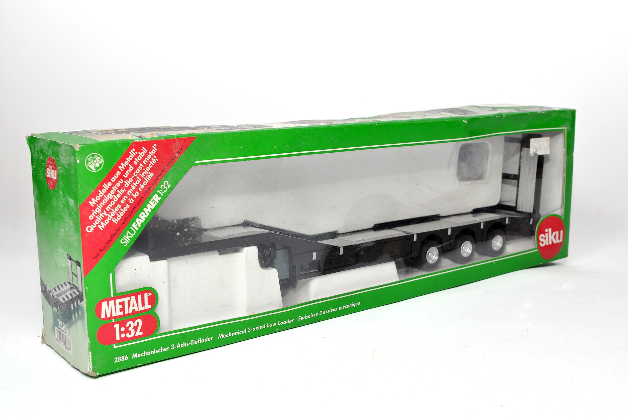 Siku 1/32 diecast issue comprising no. 2886 3 Axle Low Loader. No