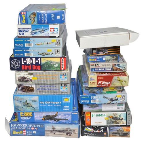 355 - A collection of 20 Plastic Model Kits from various makers to include Tamiya, eduard, Trumpeter plus ... 