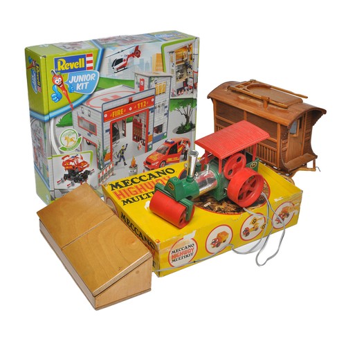 409 - A group of construction toys including Meccano set, REX plastic Steam Engine, Revell 'kids' construc... 