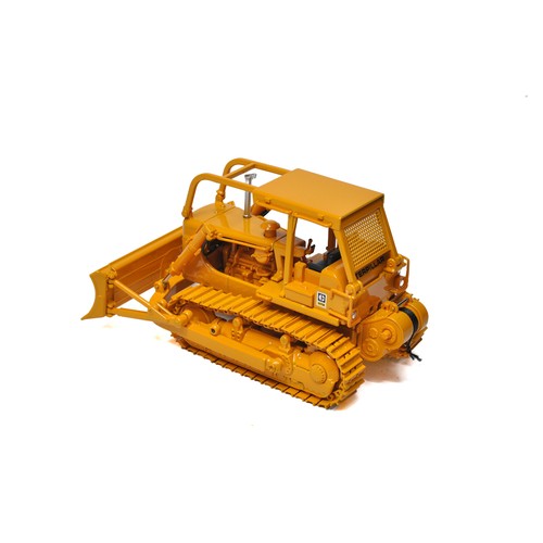 883 - CCM (Classic Construction Models) 1/48 Model Construction issue comprising CAT D7G Tractor with A Bl... 