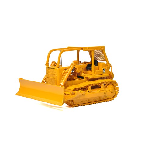 883 - CCM (Classic Construction Models) 1/48 Model Construction issue comprising CAT D7G Tractor with A Bl... 