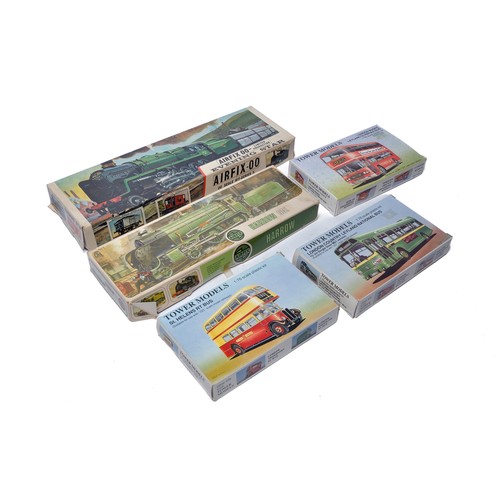 1043 - A group of Bus and Model Railway plastic model kits from Airfix and Tower Models. Complete and unsta... 