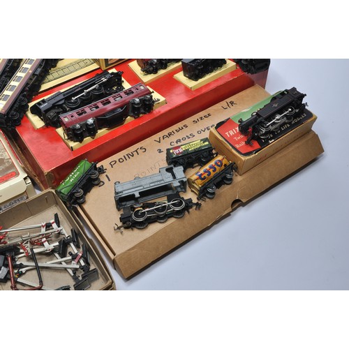 318 - An assorted group of older issue Model Railway including Rovex, Trix and others as shown. Some showi... 