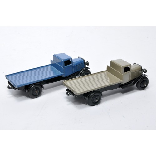 622 - Dinky No. 25c flatbed truck. Duo of issues in french blue and grey as shown. Display very good to ex... 