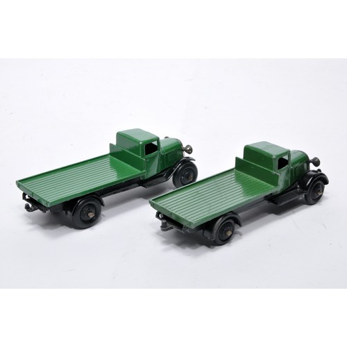 623 - Dinky No. 25c flatbed truck. Duo of issues in green (mid and darker shades) as shown (note baseplate... 