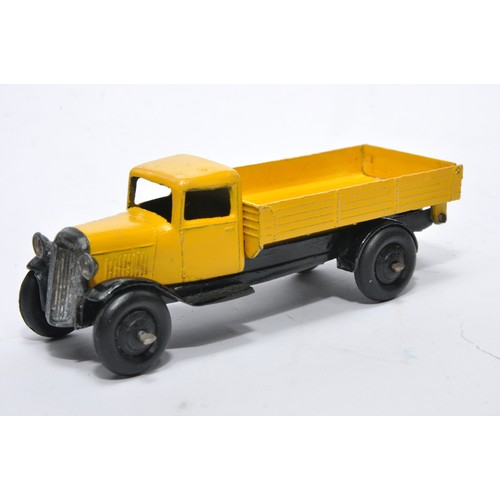 635 - Dinky No. 25e Tipping Wagon. Issue is in yellow as shown. Displays very good to excellent, with very... 