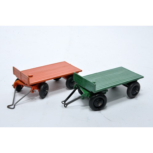 644 - Dinky No. 25g flatbed trailer. Duo of issues in green and orange as shown. Display very good to exce... 