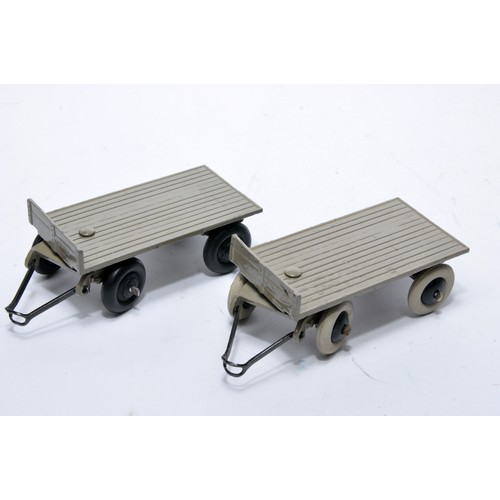 645 - Dinky No. 25g flatbed trailer. Duo of issues in fawn grey as shown. Display very good to excellent w... 