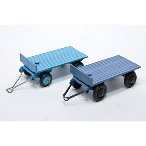 646 - Dinky No. 25g flatbed trailer. Duo of issues in blue and French blue as shown. Display good to very ... 