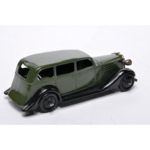 672 - Dinky No. 30d Vauxhall Saloon. Issue is in dark green, as shown. Displays generally very good to exc... 