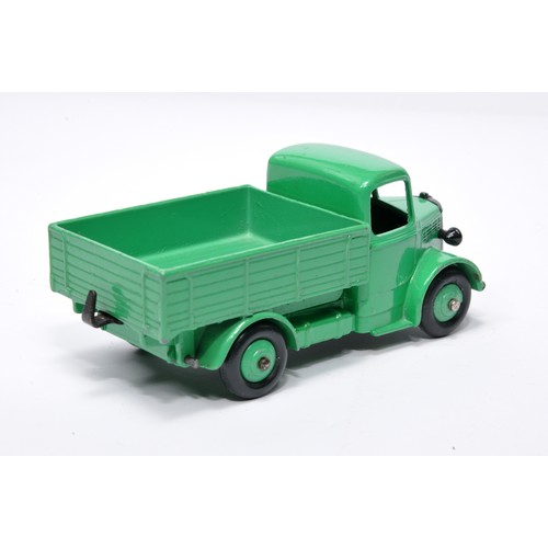 958 - Dinky No. 411 Bedford truck. Single issue is in green with green hubs, as shown. Displays generally ... 