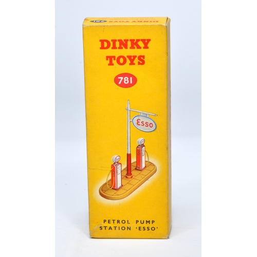 1119 - Dinky set no. 781 petrol pumps. Excellent in very good original box.