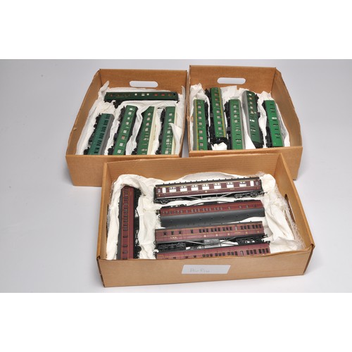 7 - Model Railway comprising 15 items to include mostly Southern and LMS Maroon coaches. Makers include ... 