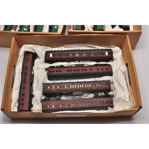 7 - Model Railway comprising 15 items to include mostly Southern and LMS Maroon coaches. Makers include ... 