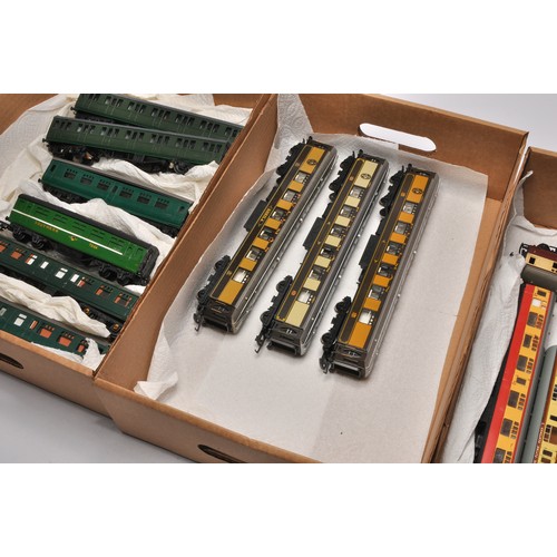 10 - Model Railway comprising 14 items to include mostly coaches / rolling stock including Pullman, Flyin... 