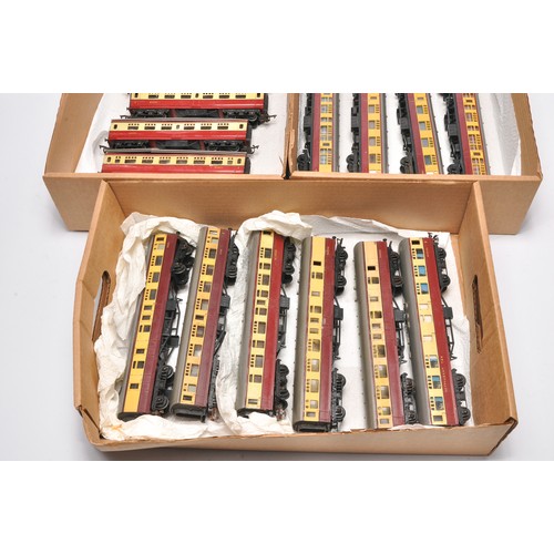 16 - Model Railway comprising 16 items to include mostly Cream / Maroon coaches / rolling stock. Makers i... 