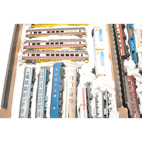 46 - Model Railway comprising a large assortment of rolling stock - coaches / wagons from various makers ... 