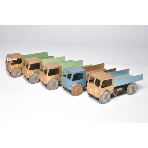 162 - A further group of unusual tin/metal Foden type mechanical clockwork tipper lorry issues in various ... 