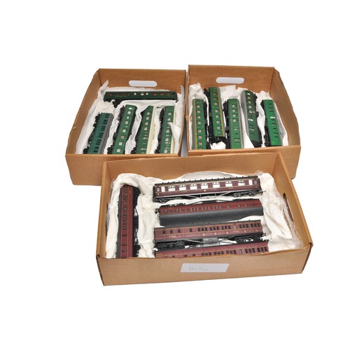 7 - Model Railway comprising 15 items to include mostly Southern and LMS Maroon coaches. Makers include ... 