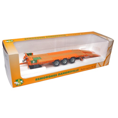 305 - Universal Hobbies 1/32 farm model issue comprising Dangreville Low Loader Trailer. Excellent and sec... 