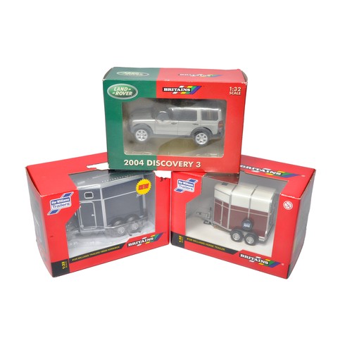 309 - Britains 1/32 farm model trio comprising duo of IFor Williams Horseboxes plus Land Rover Discovery 3... 