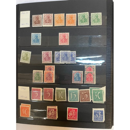 597 - A fine German Stamp album comprising a good quantity of mint issues from Deutsche Reich. 1905-1927. ... 