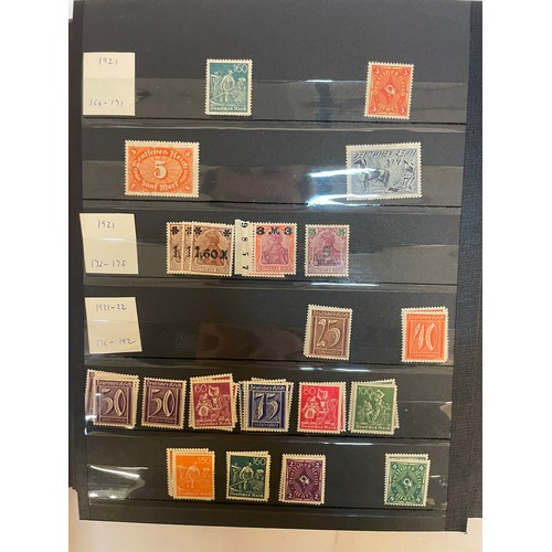 597 - A fine German Stamp album comprising a good quantity of mint issues from Deutsche Reich. 1905-1927. ... 