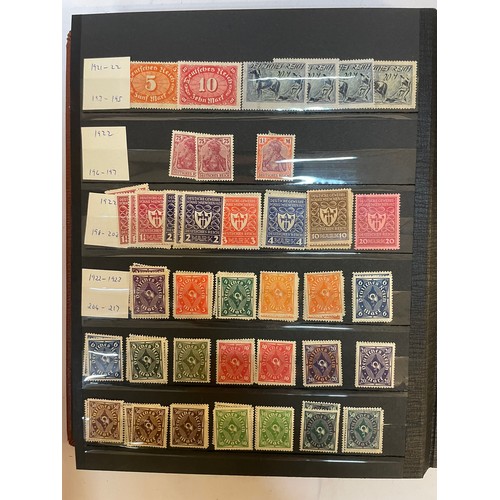 597 - A fine German Stamp album comprising a good quantity of mint issues from Deutsche Reich. 1905-1927. ... 