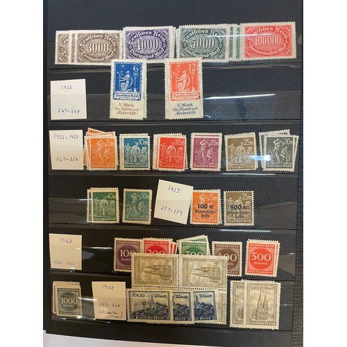 597 - A fine German Stamp album comprising a good quantity of mint issues from Deutsche Reich. 1905-1927. ... 