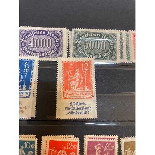 597 - A fine German Stamp album comprising a good quantity of mint issues from Deutsche Reich. 1905-1927. ... 