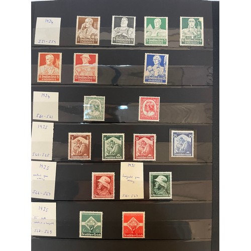 598 - A fine German Stamp album comprising a good quantity of mint issues from Deutsche Reich. 1928-1939. ... 