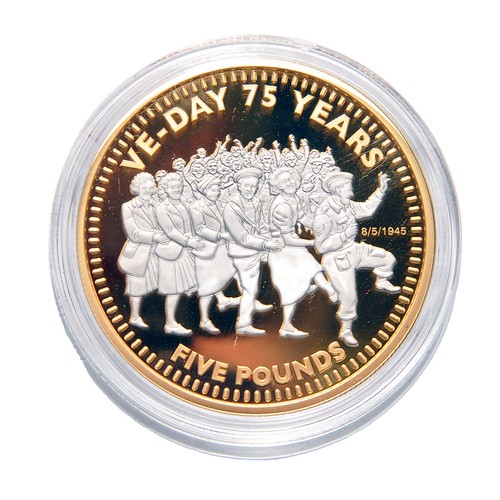389 - Hattons of London 2020 VE Day 75th Anniversary Gold Proof 22 carat Five Pound Sovereign. Diameter 38... 