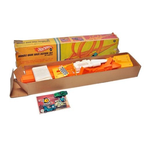 258 - Vintage Hot Wheels Double Dare Race Action Set comprising (what appears to be) complete set plus ori... 