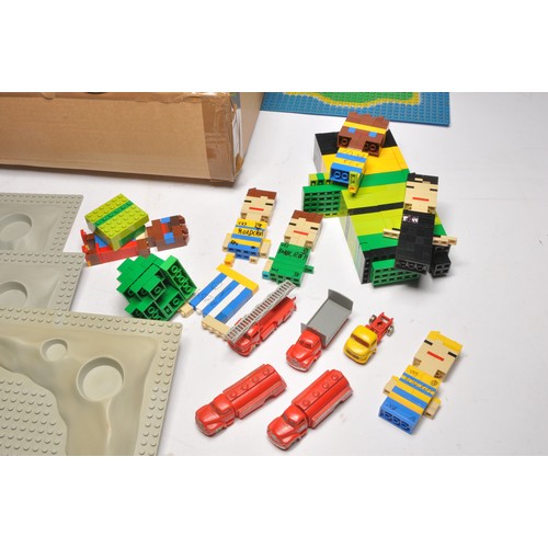 581 - An assortment of vintage lego comprising vintage plastic vehicles, vintage bases and other items. So... 