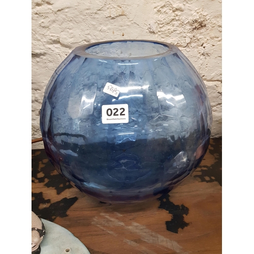 22 - STUDIO GLASS VASE