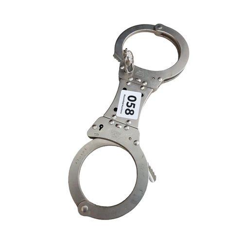 58 - ROYAL ULSTER CONSTABULARY ISSUE BELT ORDER HANDCUFFS WITH KEY (ALL METAL)