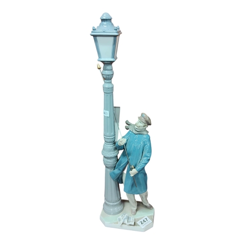 247 - LARGE LLADRO FIGURE 'MAN & STREET LAMP'