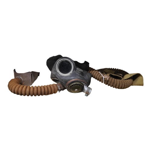 26 - WORLD WAR 2 GAS MASK