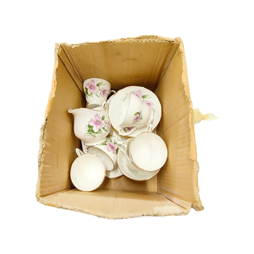 36 - VINTAGE DUCHESS CHINA TEA SET