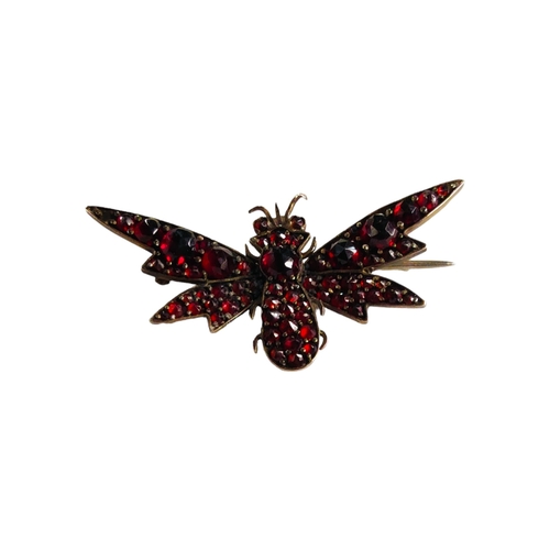 377 - 15 CARAT GOLD AND GARNET BEE BROOCH