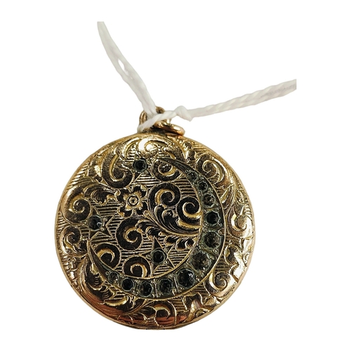 432 - YELLOW METAL CIRCULAR LOCKET STONE SET