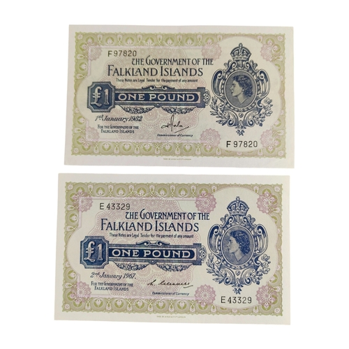 468 - 2 X GOVERNMENT OF THE FALKLAND ISLANDS £1 BANK NOTE 2ND JANUARY 1967 AND 1ST JANUARY 1982